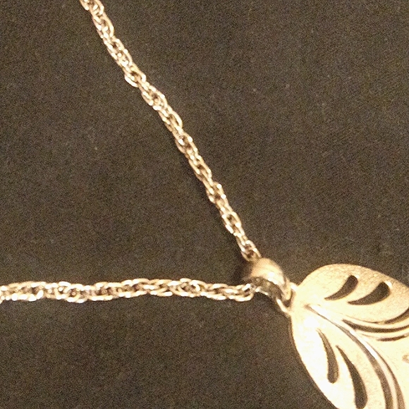 LEAF 🌿 PENDANT & CHAIN! LEAF HAS 2 JOINTED LINKS! Sturdy Silver Rope Chain ⛓️ - Picture 5 of 6